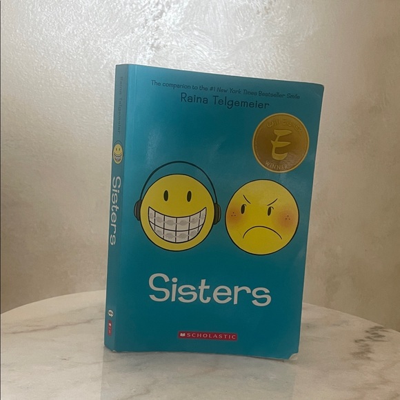 Scholastic  'Sisters' Book -Raina Telgemeier - Picture 1 of 2